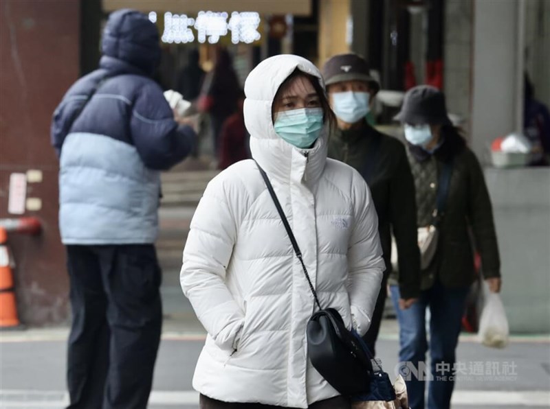 ダウンコートやマスクを着用して台北市・中正区を歩く人たち＝資料写真