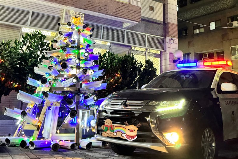 永信派出所前に登場する監視カメラクで作られたリスマスツリー＝台南市政府警察局永康分局提供