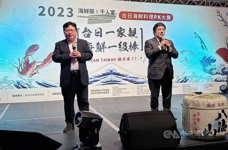 25日、台北市内で開かれた台日友好パーティーに出席した自民党の中山泰秀前衆院議員（右）