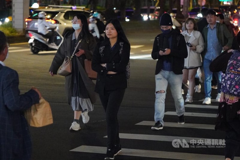 長袖に着替えて台北市内の繁華街を歩く人たち＝資料写真
