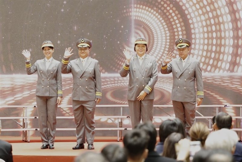 「北朝鮮の軍服みたい」と酷評される国営台湾鉄路特等駅の駅長の新制服（台鉄提供）