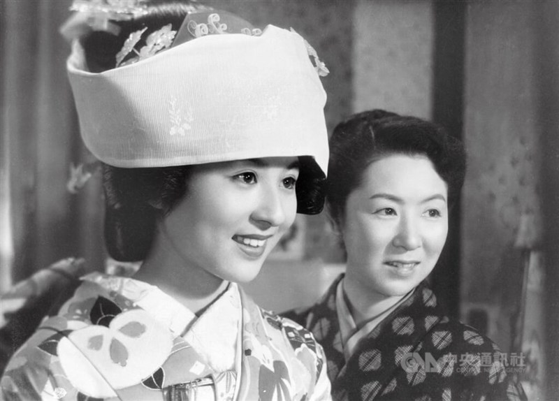 成瀬巳喜男監督の「おかあさん」の一場面。右は田中絹代（Okaasan © 1952 Toho Co., Ltd）