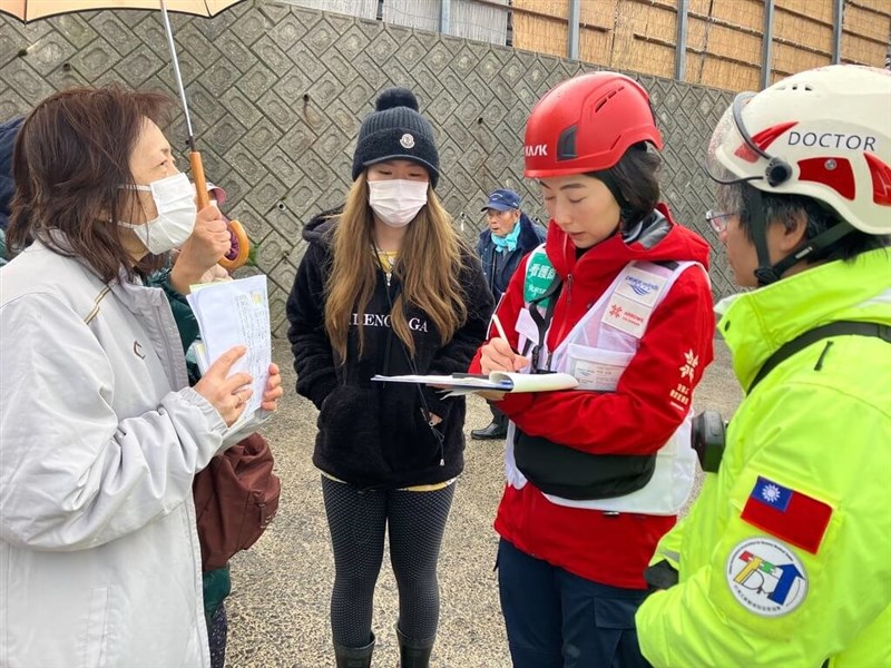石川県珠洲市で状況の把握や被災者の健康支援などに当たる台湾災難医療隊発展協会（TDADMT）のメンバー（右端）ら（TDADMT提供）