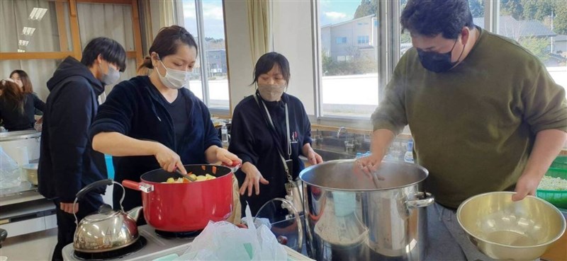 避難所でカレーライスなどの炊き出しを行うボランティアたち＝日本北陸台湾商工会の島田恵会長提供