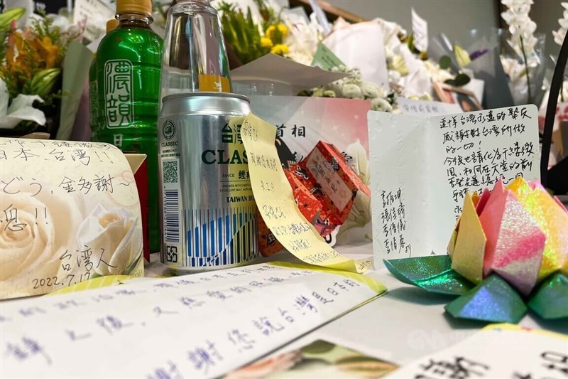 台湾ビールを手向ける人も=中央社記者游凱翔撮影、2022年7月17日