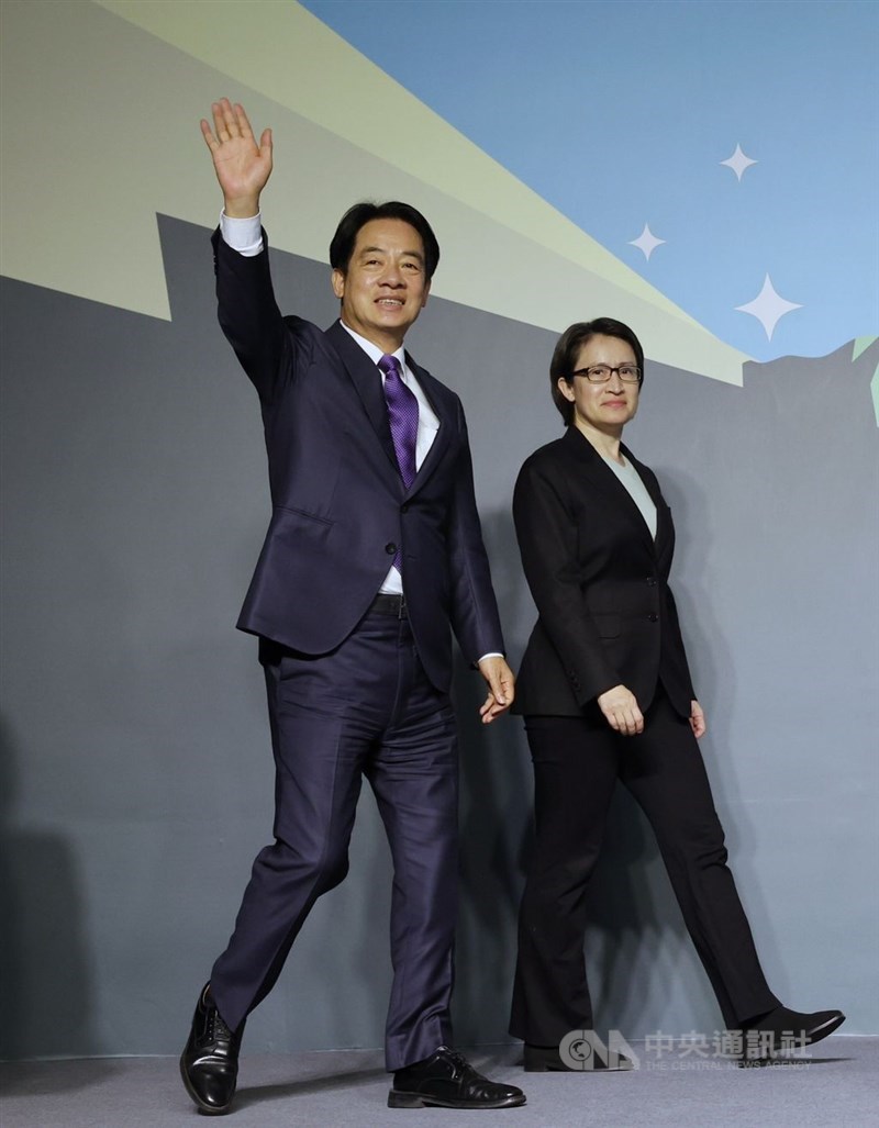 国際記者会見の会場に現れ、手を振る与党・民進党総統候補の頼清徳副総統（左）と副総統候補の蕭美琴前駐米代表