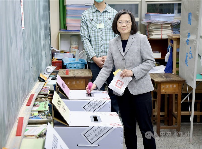 新北市永和区の秀朗小学校の投票所で一票を投じる蔡英文（さいえいぶん）総統＝2024年1月13日午前、中央社記者張皓安撮影