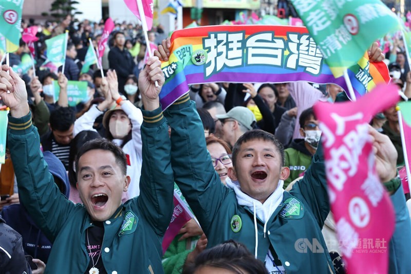 民進党の選挙本部で開票の進捗を見守る支持者。同党の総統候補、頼清徳（らいせいとく）副総統のリードが伝えられると、喜びの声が上がった＝台北市で2024年1月13日、中央社記者王騰毅撮影