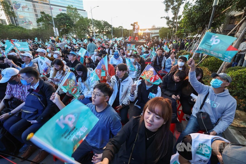 民衆党の総統候補、柯文哲（かぶんてつ）前台北市長の選挙本部では多くの支持者が旗を振って声援を送りながら開票結果を待っている＝新北市新荘で2024年1月13日、中央社記者呉家昇撮影