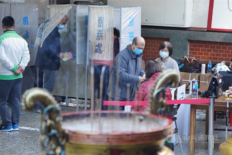 寺廟にも投票所が設置された＝台北市・北投慈后宮で2024年1月13日午前、中央社記者徐肇昌撮影