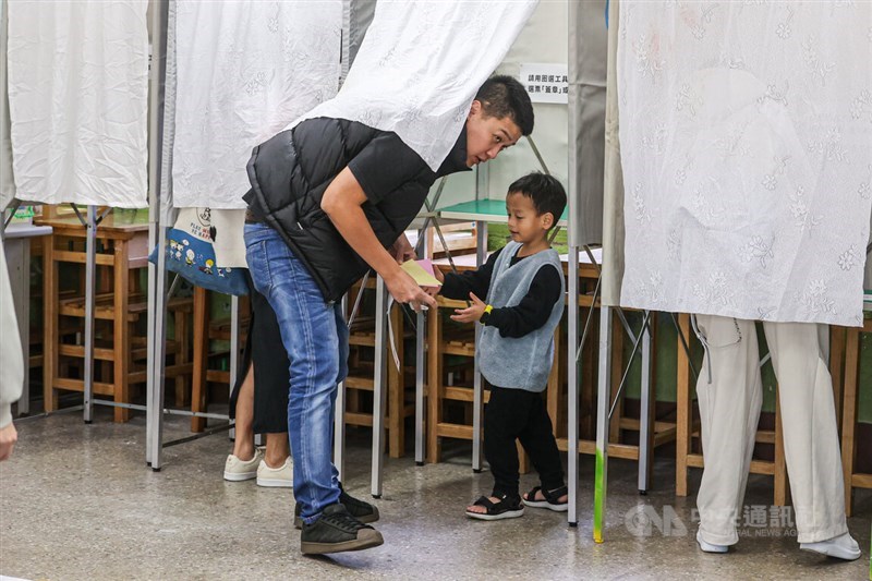 子連れで投票をする人もいた＝台北市・大安中学校で2024年1月13日午前、中央社記者鄭清元撮影