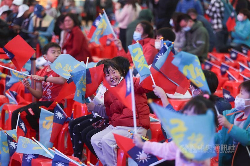 国民党の開票集会会場で結果を待つ支持者ら。子連れの姿も多く見られた＝新北市板橋第一運動場で2024年1月13日、中央社記者張新偉撮影