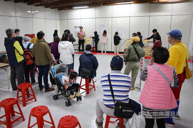 開票作業を見守る人々＝台北市東区地下街投開票所で2024年1月13日、中央社記者裴禛撮影