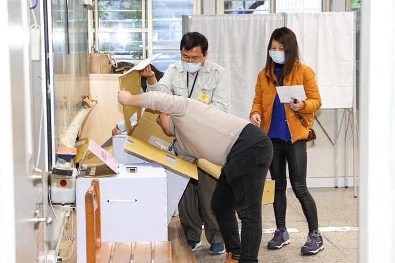 投票開始前に行われた投票箱の確認作業。市民も立ち会い、不正がないことを確認した＝台北市・呉興小学校で2024年1月13日午前、中央社記者鄭清元撮影