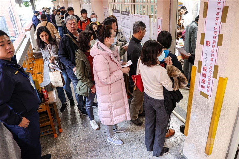 写真特集】総統・立法委員選 投票所に長蛇の列／台湾 - フォーカス台湾