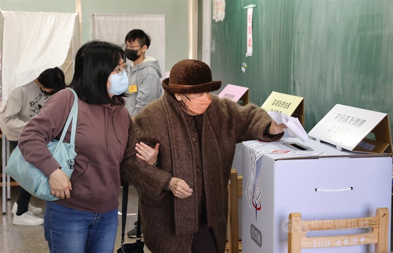 付き添い者の下で票を投じる高齢女性＝台北市・大安中学校で2024年1月13日、中央社記者鄭清元撮影