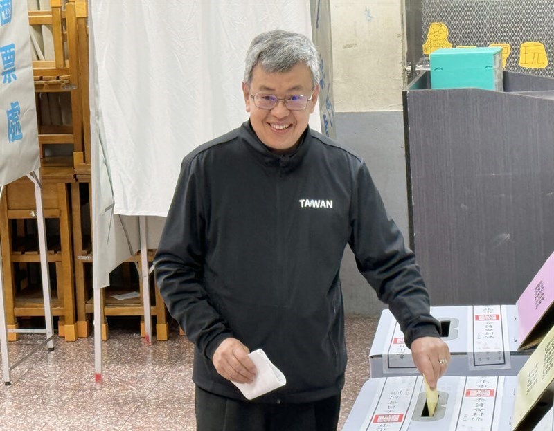 台北市中正中学校で投票する陳建仁（ちんけんじん）行政院長（首相）＝2024年1月13日午前、中央社記者吳家豪撮影