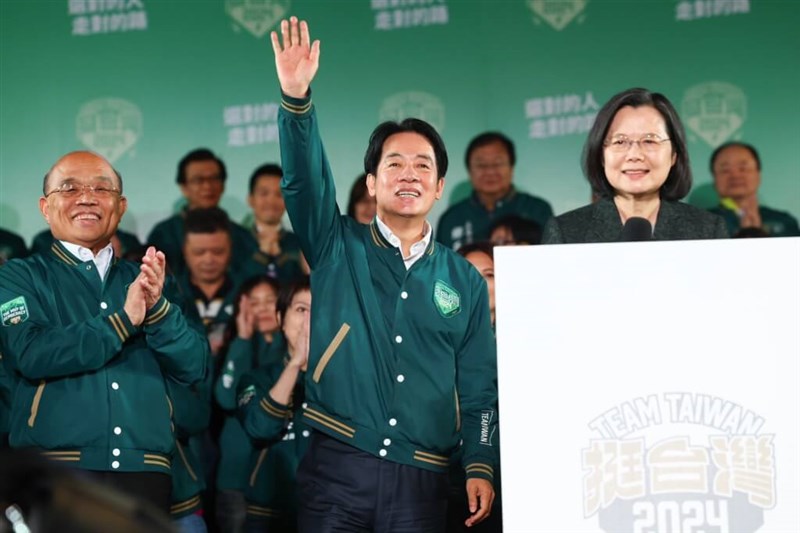 台北市の選挙本部前で支持者の声援に応える民進党の総統候補、頼清徳副総統（手前中央）、蔡英文総統（同右）