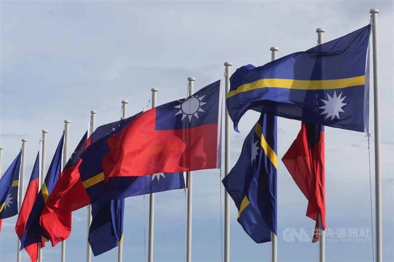 中華民国の青天白日満地紅旗とナウルの国旗（右）＝資料写真