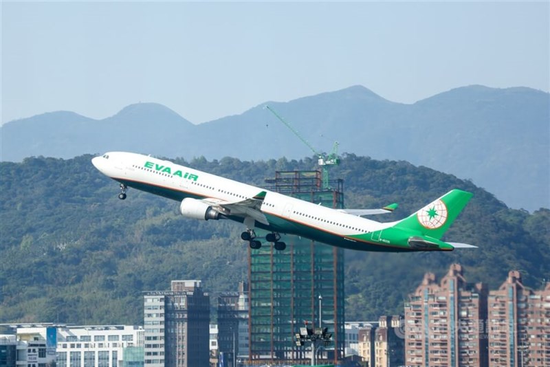台北市の松山空港を離陸したエバー航空機（資料）