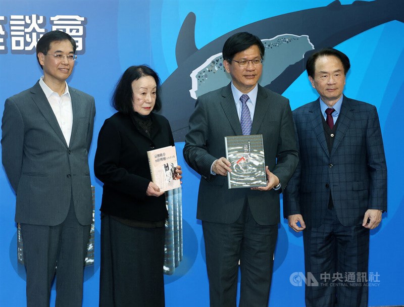 国史館の新刊発表会に出席した宗像瑞江さん（左から2人目）、陳儀深館長（右端）ら