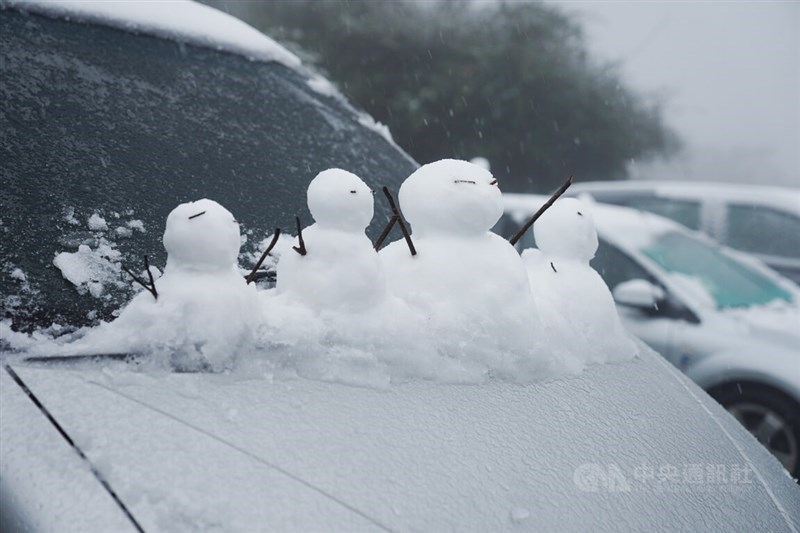 雪が積もった台北市の大屯山では23日、自動車のフロントガラスに並べられた雪だるま＝2024年1月23日、中央社記者徐肇昌撮影