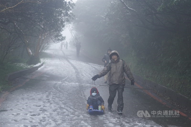 雪そりを楽しむ親子＝大屯山で2024年1月23日、中央社記者徐肇昌撮影
