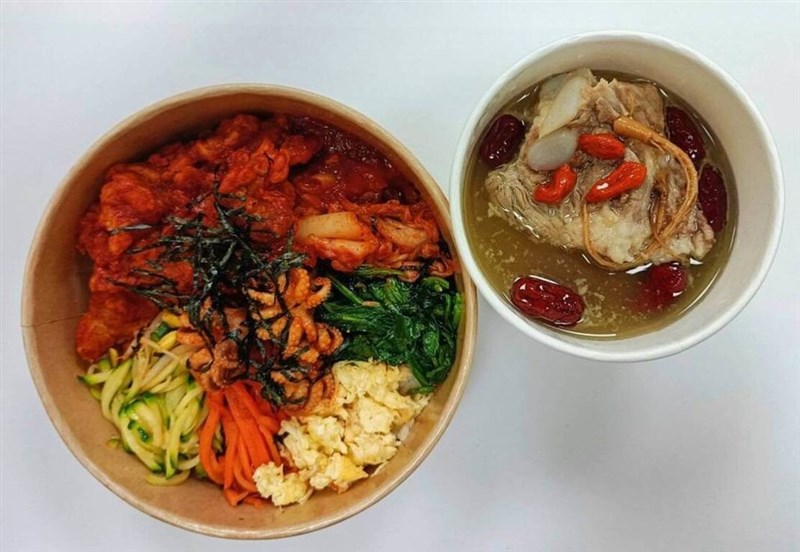 25日から台北駅の一部の弁当販売店で発売される韓国風フライドチキンビビンバと高麗ニンジンスペアリブスープのセット（台鉄提供）