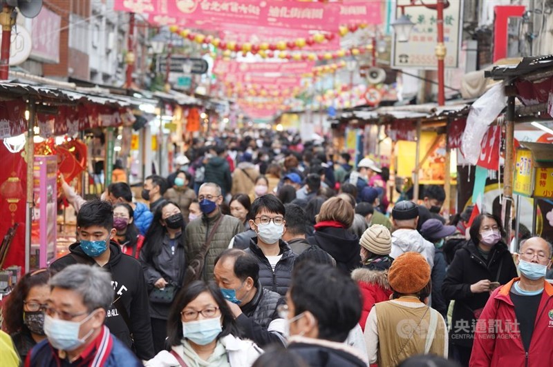 買い物客でにぎわう台北市迪化街の「年貨大街」（2023年1月20日撮影）