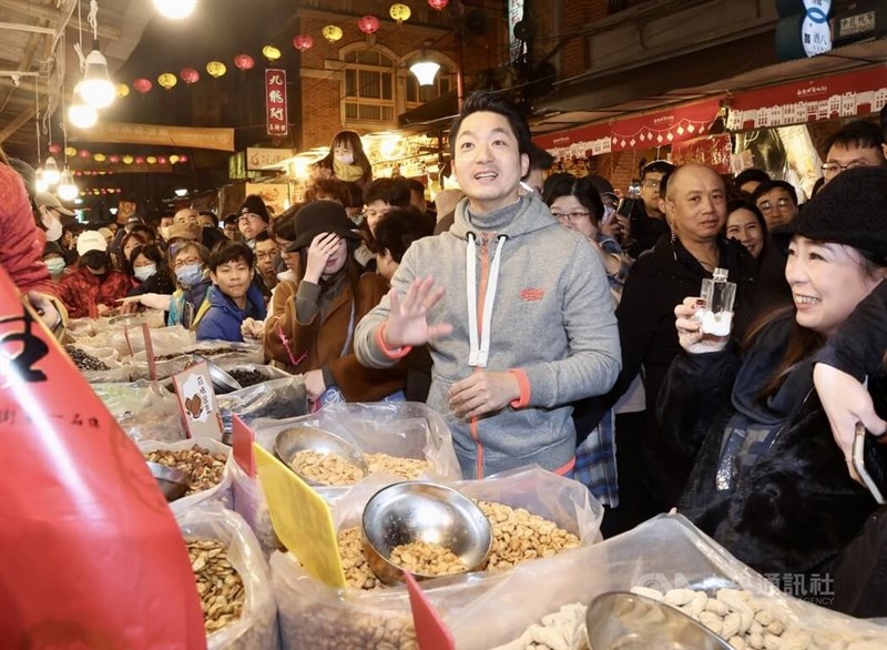 旧正月前恒例のイベント「年貨大街」を視察する蒋万安（しょうばんあん）台北市長（手前左）＝28日、張皓安撮影
