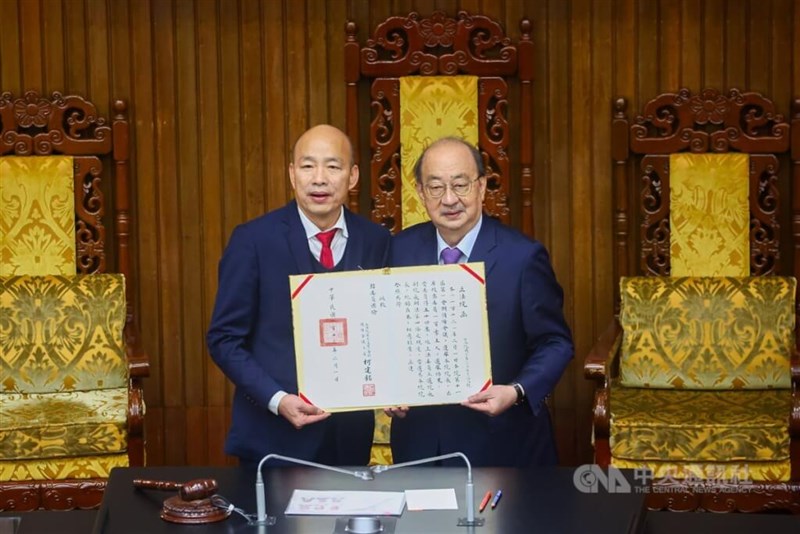 立法院長当選証書を手渡される国民党の韓国瑜氏（左）