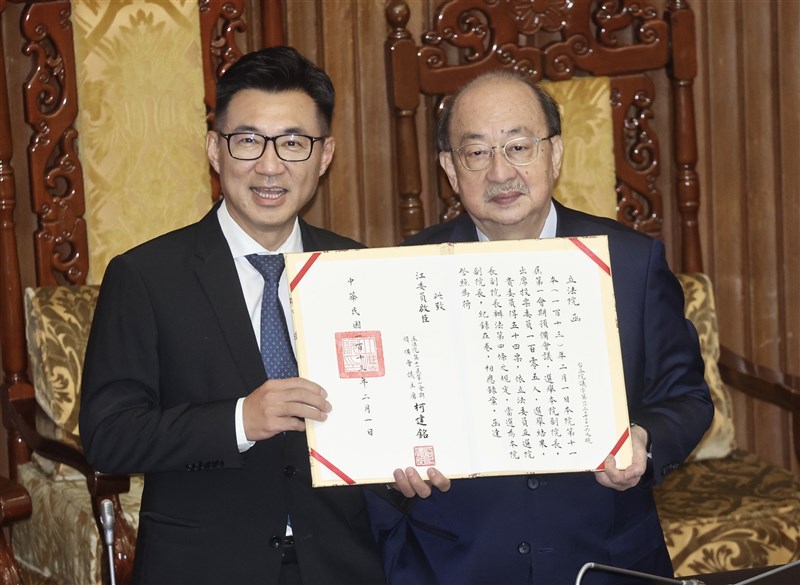 立法院副院長当選証書を手に笑顔の国民党・江啓臣氏（左）
