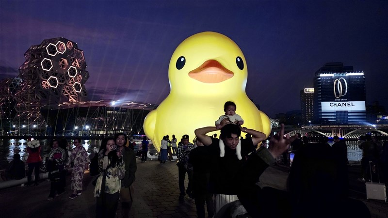 南部・高雄市の愛河湾で展示されているラバーダック＝2日、董俊志撮影