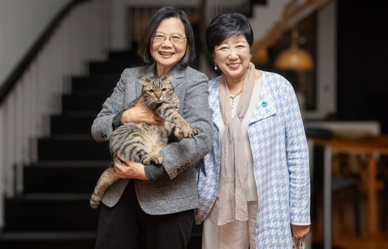 ペットの猫「蔡想想」を抱く蔡英文総統（左）と東京都の小池百合子知事（総統府提供）