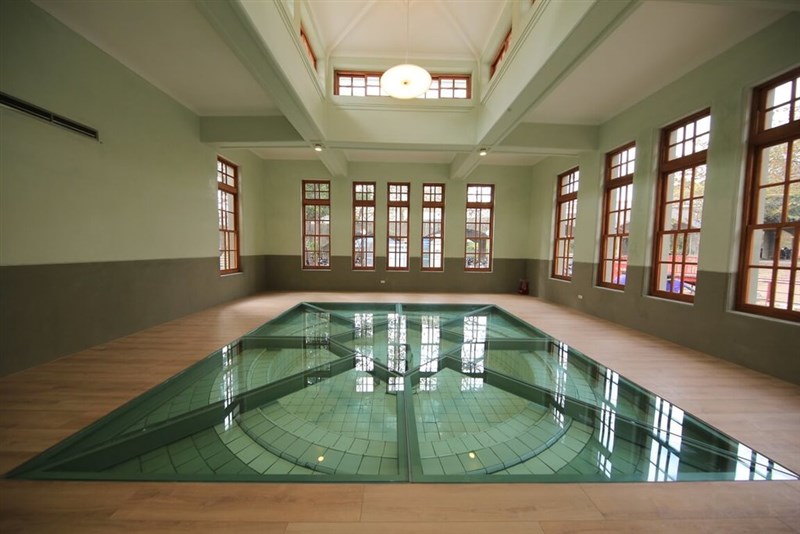 復元された文化施設「360芸文空間」内の大浴場（中山大学提供）