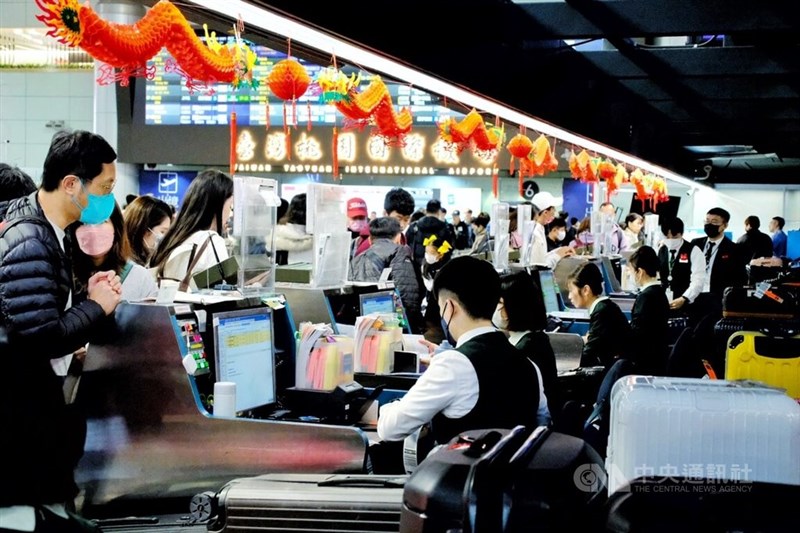 混雑する搭乗手続きカウンター＝8日、呉睿騏撮影