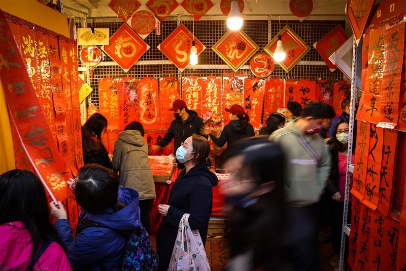 大勢の買い物客でにぎわう春連や旧正月飾りを売る屋台＝8日、王騰毅撮影