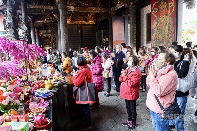 旧正月の朝、台北市の龍山寺を参拝する人々＝2024年2月10日、中央社記者張皓安撮影