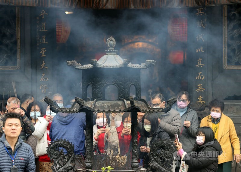 新年の健康や平穏無事を祈る人々＝台北・保安宮で2024年2月10日、中央社記者郭日曉撮影