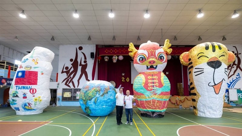 17日平渓中学校で上げるメインランタンの（左から）「台湾」「世界」「竜」「虎」（新北市観光旅遊局提供）