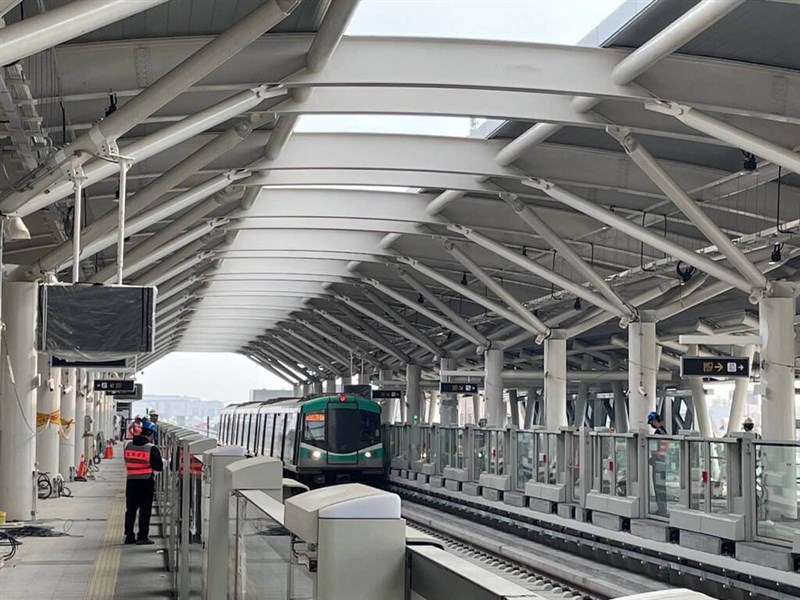 延伸工事区間を走る高雄メトロレッドラインの車両＝高雄市政府捷運工程局提供