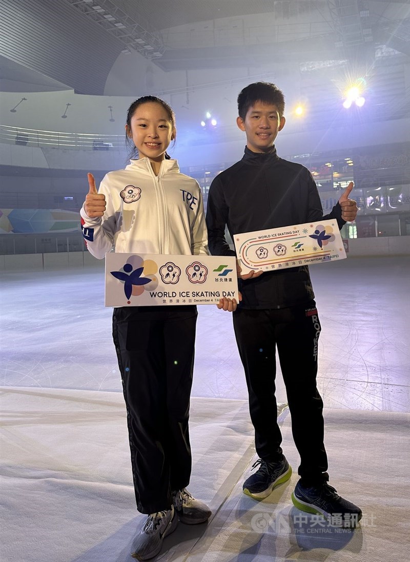フィギュアの世界ジュニア選手権に出場する台湾のユーフォン・ツァイ（左）とユーシャン・リー（2023年12月8日、台北市で撮影）