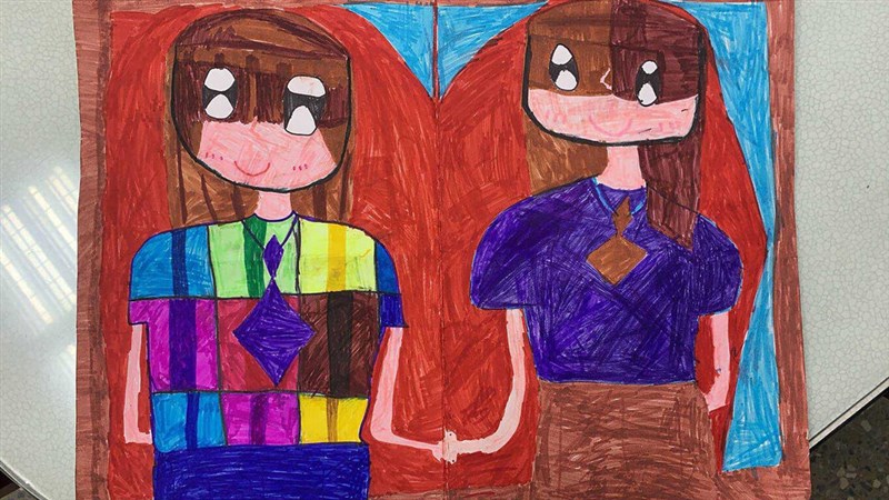 3姉弟の一番上の姉が学校で描いた妹と仲良く手をつなぐ絵＝読者提供