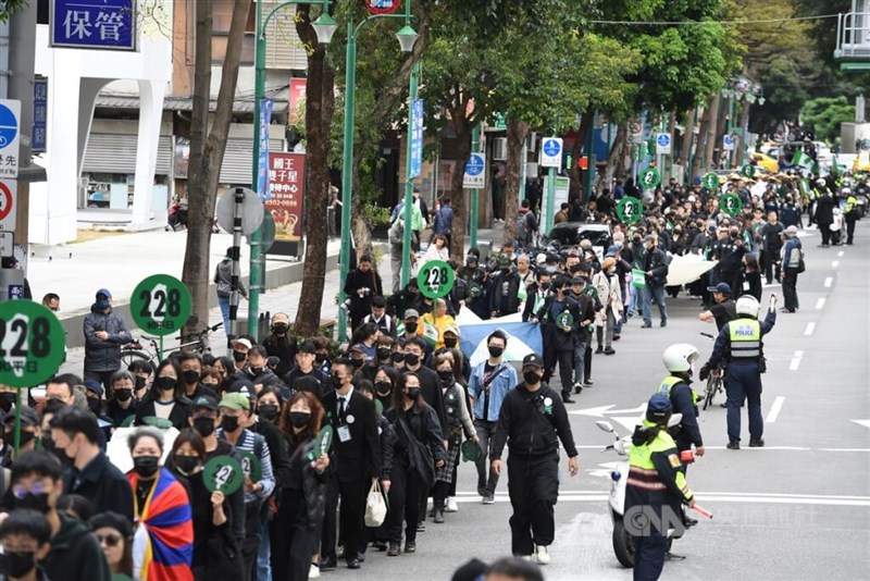 デモ行進「228.0記念行動」の参加者たち＝24日、台北市で翁睿坤撮影