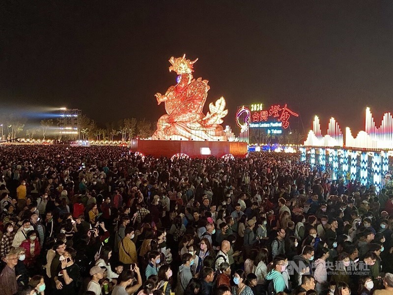 交通部観光署（観光庁）が開催地の県市と共同で主催する台湾ランタンフェスティバル（台湾灯会）は今年、16年ぶりに南部・台南市に戻ってきた。高鉄台南駅近くの高鉄会場では24日、メイン作品の「竜来台湾」に明かりが灯され、会場は見物客でごった返した＝2024年2月24日、中央社記者董俊志撮影