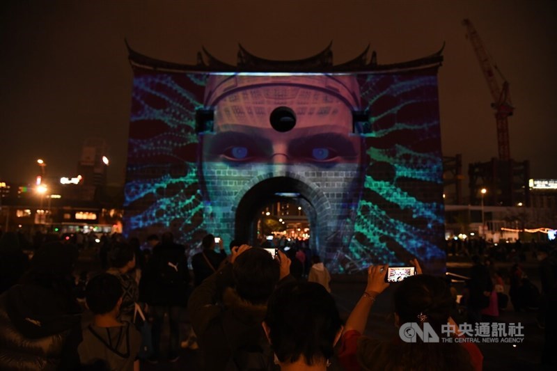 台北ランタンは西門や中華路一段、北門の3エリアで開催されている。北門ではプロジェクションマッピングが上演された＝2024年2月24日、中央社記者翁睿坤撮影