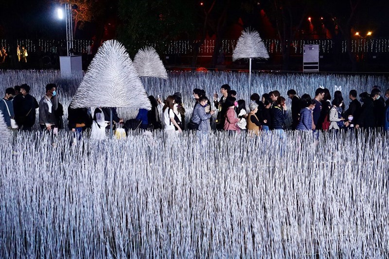 台南七股地区の塩田を表現した作品。ロマンチックな雰囲気で注目を浴びた＝2024年2月24日、中央社記者董俊志撮影