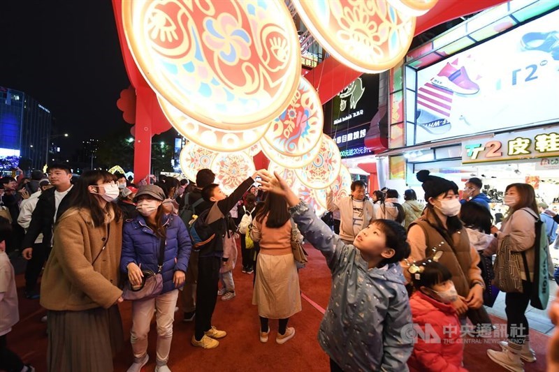 西門町に展示された作品を眺める人々＝2024年2月24日、中央社記者翁睿坤撮影