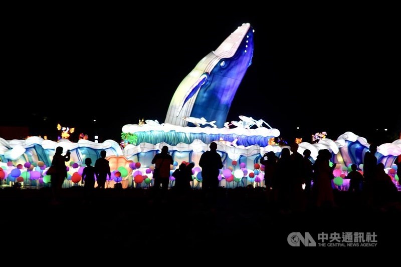 台湾の別名「フォルモサ」をコンセプトにしたエリアではクジラ（鯤の体）を題材にした作品が展示された。「鯤」とは伝説上の大魚のこと。台湾はその地形から「鯤島」とも呼ばれ、台南の沿岸地域には「鯤鯓」の名が付く地名がいくつかある＝2024年2月23日、中央社記者董俊志撮影