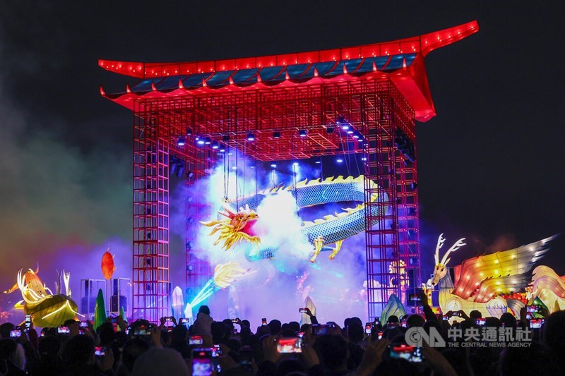 新北ランタンフェスティバル（新北灯会）の会場となる新北市三重区の川辺の公園には、高さ12メートル超の巨大竜宮と神竜が登場している。迫力満点の展示で来場者の目を引き付けた＝2024年2月24日、中央社記者王騰毅撮影